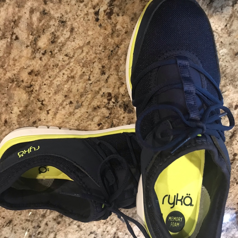 Women’s slip on gym shoes